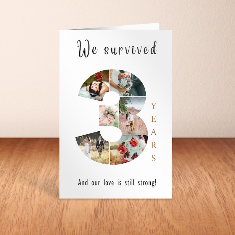 Pode incluir: Cart&atilde;o de anivers&aacute;rio branco com o texto "We survived" e "And our love is still strong!" O n&uacute;mero "3" &eacute; preenchido com fotos de casamento. A palavra "YEARS" &eacute; impressa verticalmente em castanho.