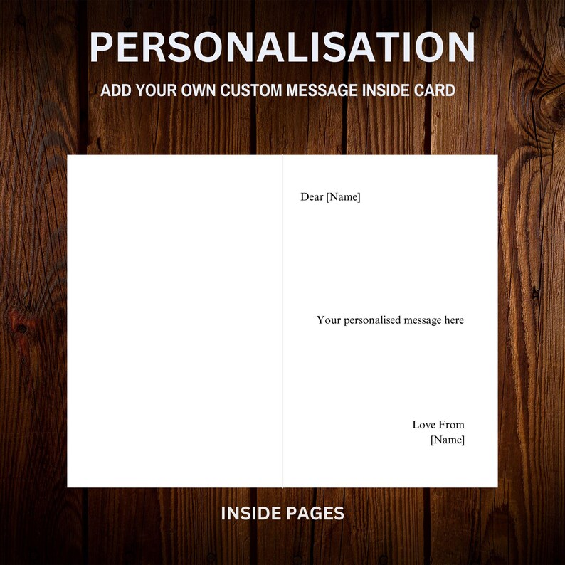 Pode incluir: Um cart&atilde;o de felicita&ccedil;&otilde;es branco com o texto "PERSONALIZA&Ccedil;&Atilde;O" e "ADICIONE SUA PR&Oacute;PRIA MENSAGEM PERSONALIZADA DENTRO DO CART&Atilde;O" no topo. O interior do cart&atilde;o tem indica&ccedil;&otilde;es para uma mensagem personalizada e um encerramento. O fundo &eacute; um gr&atilde;o de madeira escura.
