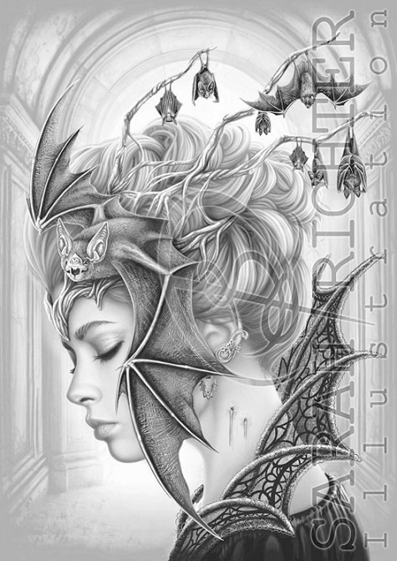 Puede incluir: Una ilustraci&oacute;n en blanco y negro de una mujer con un tocado de ala de murci&eacute;lago y una capa de ala de murci&eacute;lago. La mujer tiene el pelo largo y mira hacia abajo. El fondo es gris claro.