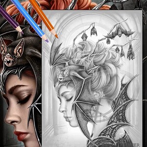 Puede incluir: Un dibujo a l&aacute;piz en blanco y negro de una mujer con un tocado de alas de murci&eacute;lago y una capa de alas de murci&eacute;lago. La mujer tiene los ojos cerrados y mira hacia abajo. El dibujo est&aacute; firmado "Sarah Richter" en la esquina inferior derecha.