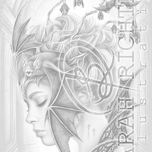 Puede incluir: Una ilustraci&oacute;n en blanco y negro de una mujer con un tocado de ala de murci&eacute;lago. La mujer tiene el pelo largo y fluido y mira hacia abajo. Las alas de murci&eacute;lago son detalladas e intrincadas. El fondo es gris claro.