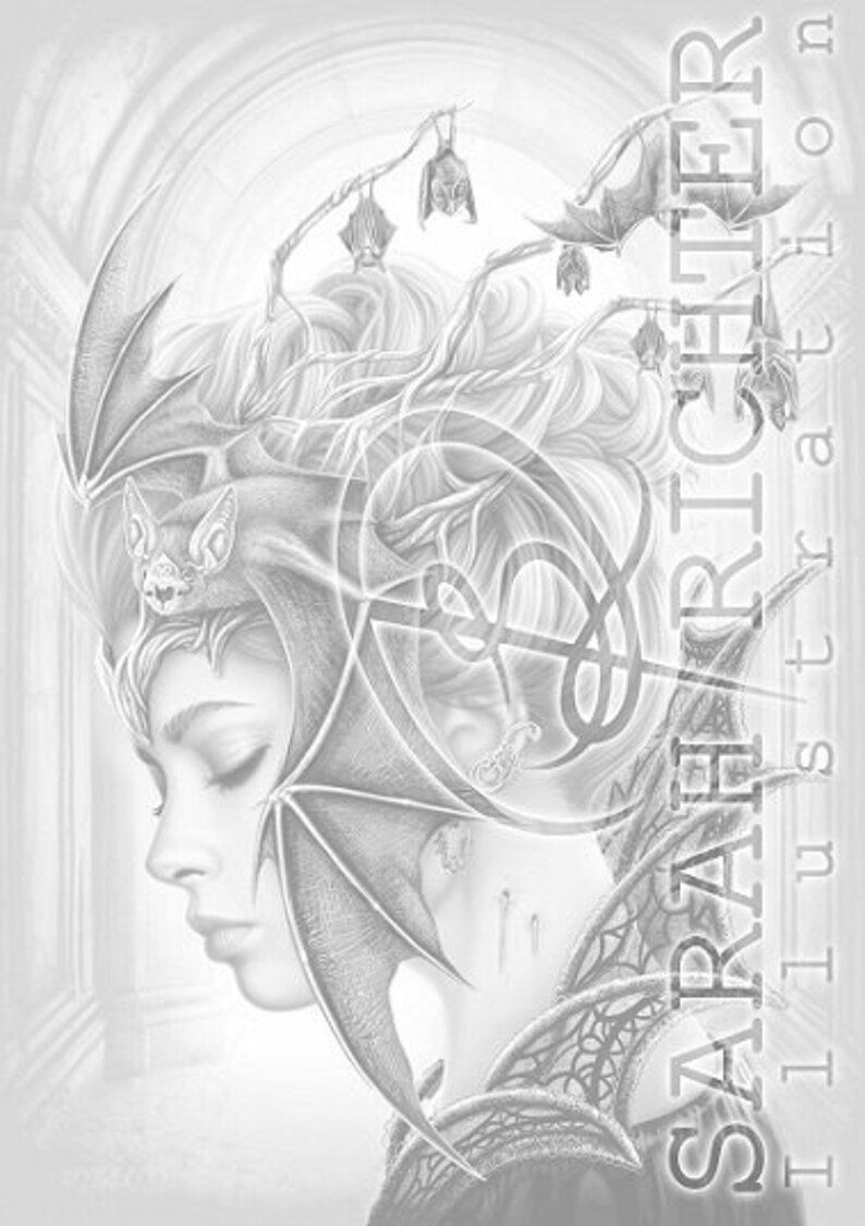 Puede incluir: Una ilustraci&oacute;n en blanco y negro de una mujer con un tocado de ala de murci&eacute;lago. La mujer tiene el pelo largo y fluido y mira hacia abajo. Las alas de murci&eacute;lago son detalladas e intrincadas. El fondo es gris claro.