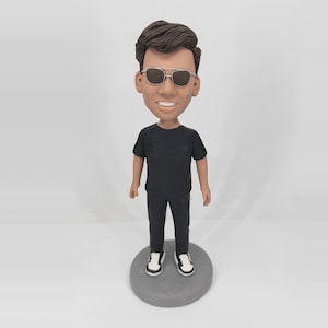 Figurine personnalisée avec lunettes de soleil : figurine personnalisée en pâte polymère
