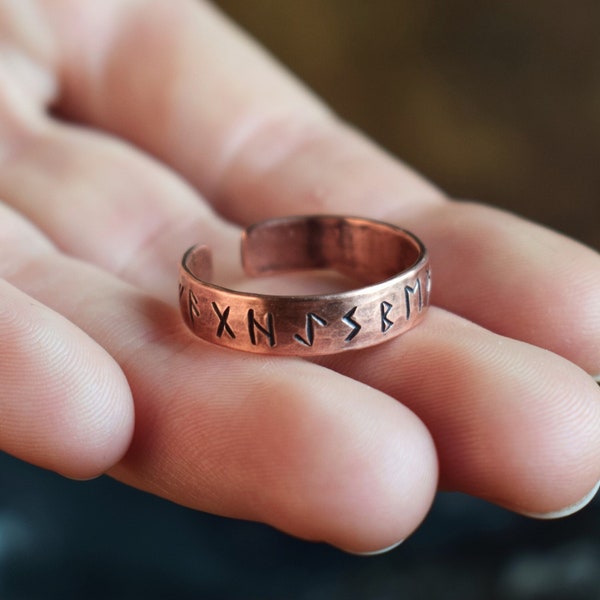 Rune ring made of hammered copper as Viking jewelry with freely selectable runes, open and adjustable in size