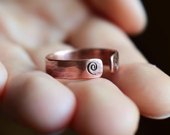 Anello nordico vichingo in rame martellato con spirali, aperto e regolabile nella misura