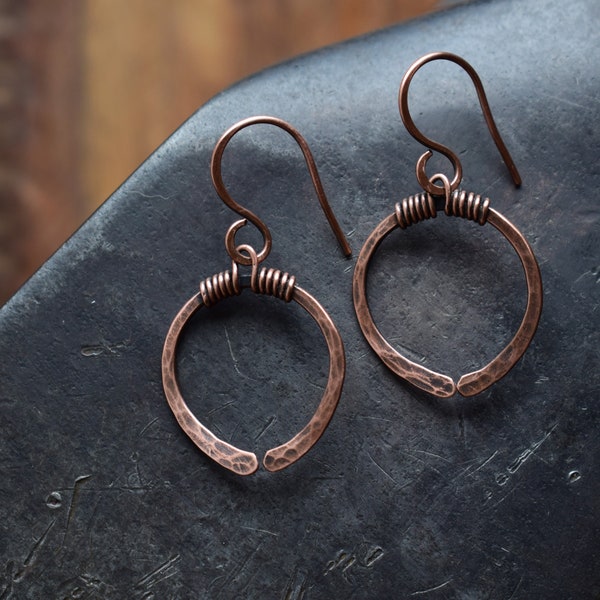 ovale Viking oorbellen gemaakt van koper met een gehamerde structuur