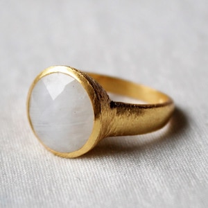 Anillo de ágata blanca, anillo de plata de ley 925, anillo chapado en oro, anillo de ágata redonda, anillo hecho a mano, anillo llamativo, anillo texturizado, anillo para uso diario