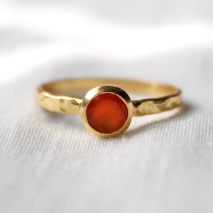 Karneol Ring, Stapelring,925 Sterling Silber Ring,Gold Poliert,Dünner Band Ring,Gehämmert Ring,Versprechen Ring,Naturstein,August Geburtsstein