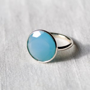 Pierścień z aqua chalcedonu, Pierścień z aqua chalcedonu ze srebra próby 925, Pierścień Stack, Pierścień obietnicy, Ręcznie robiony pierścień, Pierścień typu statement, Obrączka ślubna, Delikatny