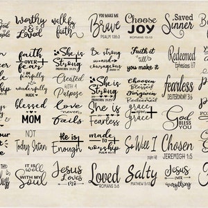 Könnte beinhalten: Eine Sammlung von 36 inspirierenden Zitaten und Bibelversen, die auf einem Holzgrund gedruckt sind. Die Zitate sind in schwarzer Schrift und beinhalten Sätze wie "Liebe Gott Liebe Menschen", "Würdig und Geliebt", "Gehe im Glauben", "Mutig", "Wähle Freude", "Geretteter Sünder", "Sei Still und Weiß", "Leben im Gebet", "Glaube über Angst", "Sie ist Stark", "Sei Stark und Mutig", "Glaube daran, bis es so ist", "Erlöst", "Du bist nie Allein", "Furchtlose Bitte", "Bitte nach vorne", "Gott segne dich", "So werde ich", "Auserwählt", "Ich bin ein Kind Gottes", "Groß ist deine Treue", "Es ist gut mit meiner Seele", "Jesus liebt mich", "Geliebt", "Salzig", "Jesus über alles", und "Glaube kann Berge versetzen".
