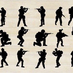 Puede incluir: Siluetas de soldados en varias poses, sosteniendo rifles y otras armas. Algunos están de pie, otros están de rodillas y otros están corriendo. Todos llevan equipo militar y tienen una expresión seria en sus rostros.