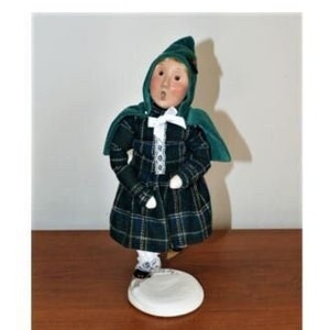 BYERS CHOICE Girl Skater With Green Hooded Cape White Base The Carolers 10” 2000 Signed Byers 00 5/100