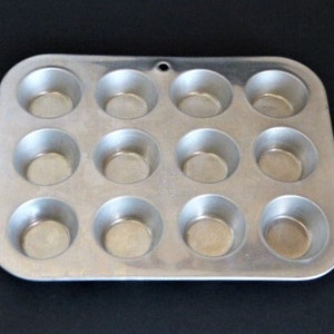 Baker's Secret Classic Collection 24 Cup Mini Muffin Pan, 16.5x10