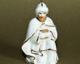 Kneeling Wise Man Nativity Manger Figurine Glossy Ceramic White Gold Accents Christmas Holiday 3”