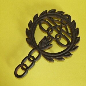 WILTON Trivet Hot Plate Heart On Hand Wreath Cast Iron 4 Feet 7.75” x 5.25”