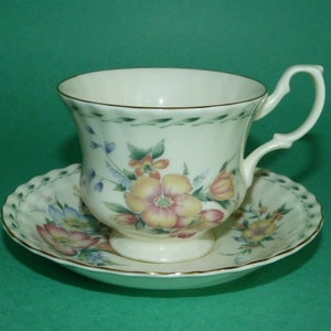 ROYAL ALBERT Teacup & Saucer Set Floral Bone China Made In England