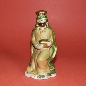 Kneeling Wise Man King Holding Coffer Nativity Figurine Bisque Christmas Holiday 5”