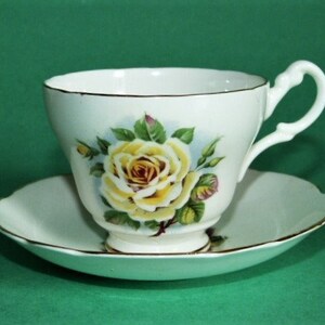 REGENCY SILVER QUEEN Teacup & Saucer Set Bone China Yellow Roses Scalloped Footed Made In England