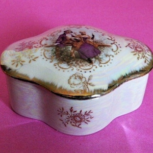 Trinket Box Courting Couple Iridescent Brushed Gold Accents Scalloped 1.5” x 4”