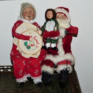 BYERS CHOICE Seated Santa Claus & Mrs. Claus Set Of 2