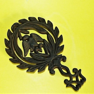 WILTON Trivet Hot Plate Cast Iron Eagle Heart Wreath Handle Four Feet Rustic Country Décor 8.5” x 5.25”
