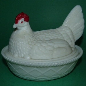 Westmoreland (?) White Milk Glass Hen-On-A-Nest Red Comb 6” x 7.25” 1950’s
