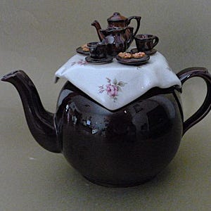 CARDEW DESIGN Teapot Brown Betty Tea and Cookies 6.5” X 9” X 5.5