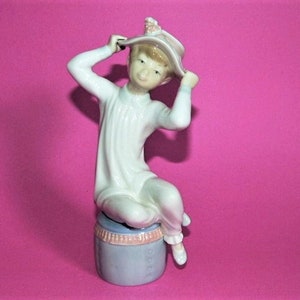 LLADRO Figurine Girl With Hat Porcelain Gloss Finish Retired 1985 Sculptor Vincente Martinez Hand Made In Spain 8.25”