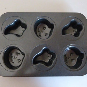WILTON Mini Halloween Muffin Pan Ghosts Pumpkins 6 Cavities