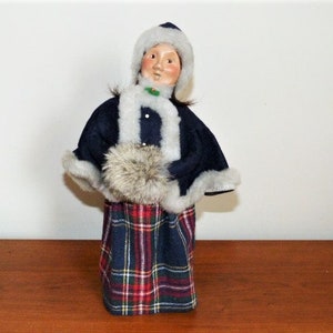 BYERS CHOICE Lady With Fur Cape & Muff  The Carolers 2000 Signed Byers 00 49/100 12.5”