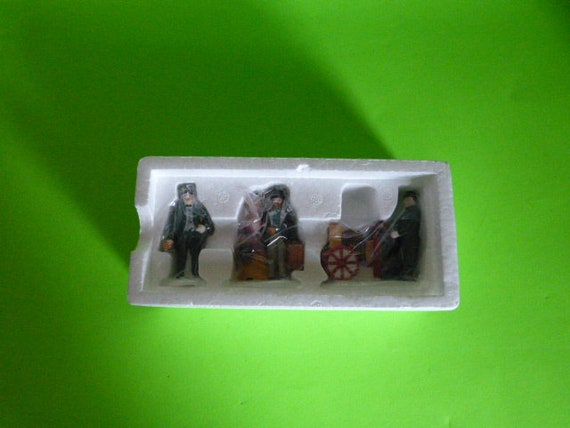 NEW DEPARTMENT 56 HERITAGE VILLAGE SERIES HOLIDAY TRAVELERS #5571-9