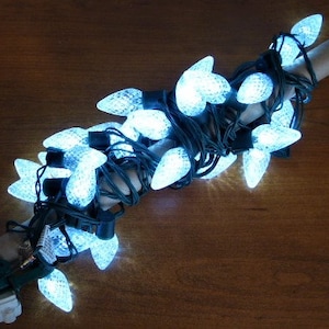 String Of 25 White Christmas Lights Pine Cones Diamond Pattern Green Cord 2.75” Bulb