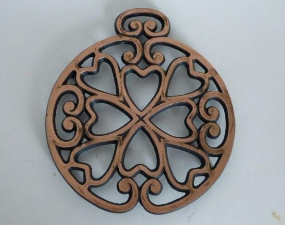 PAMPERED CHEF Trivet Hot Plate Round-Up From The Heart Round Copper 8 Hearts 4 Rubber Feet Kitchenware 7.75" x 6.75"