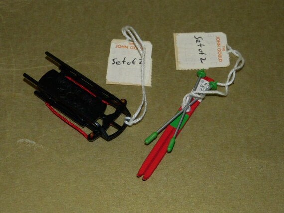 DEPARTMENT 56 SLED & SKIS set of 2 VILLAGE 5233-7 DEPARTMENT 56 SLED & SKIS set of 2 VILLAGE 5233-7