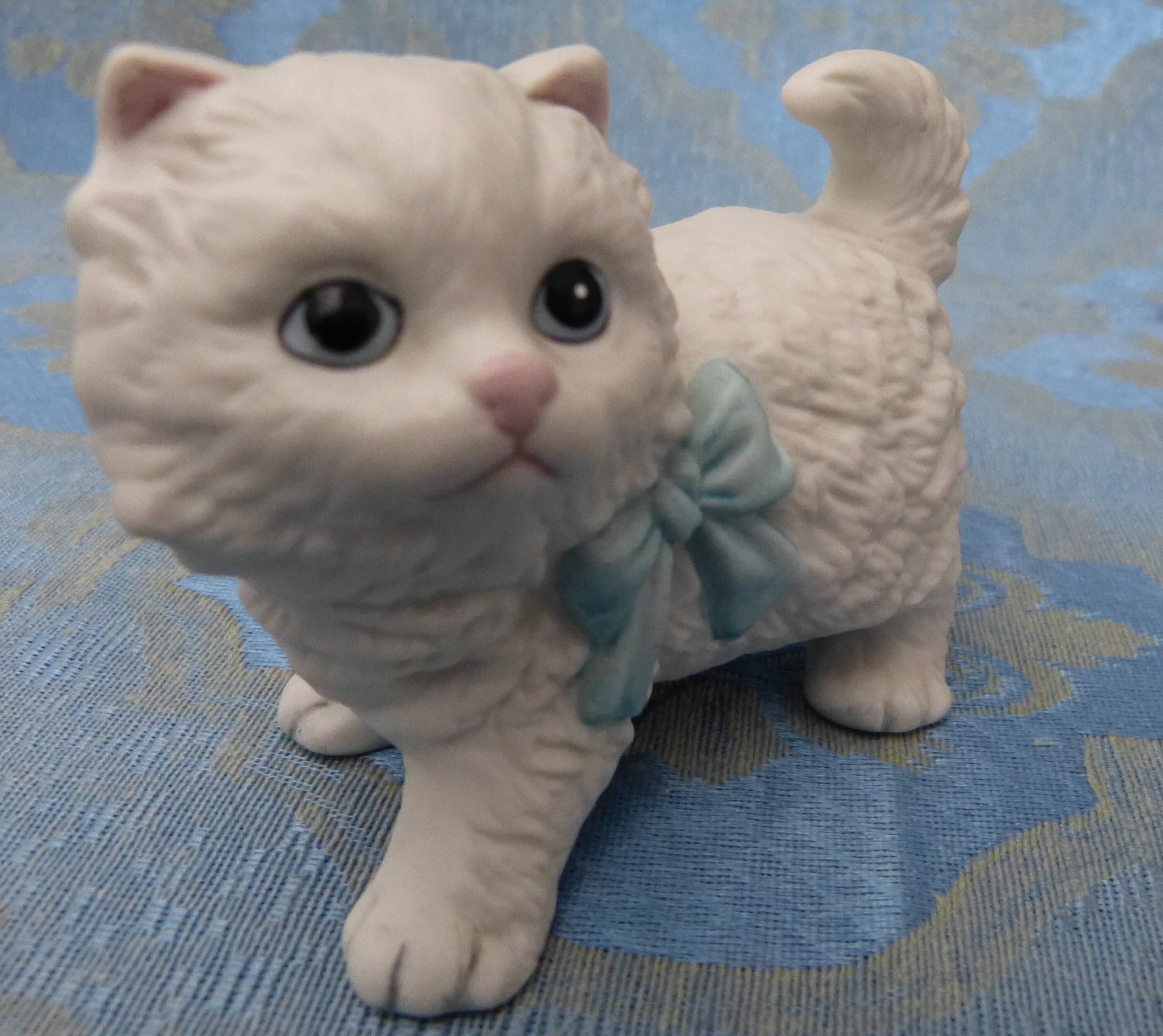 fluffy Persian cat with blue eyes wearing red bow tie on pink background,  exuding charm and playfulness 53874817 Stock Photo at Vecteezy, image size:3000x2673