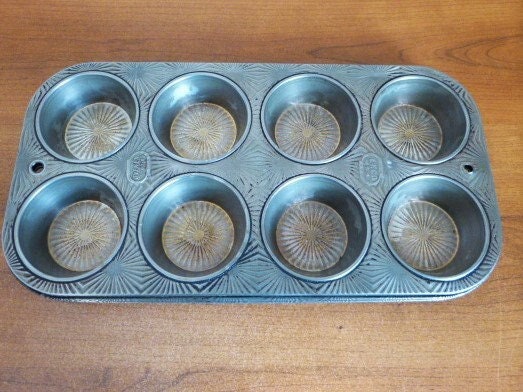 Vintage OVENEX EKCO Metal Starburst Wells Cupcake Muffin Pan 80-8 (?)