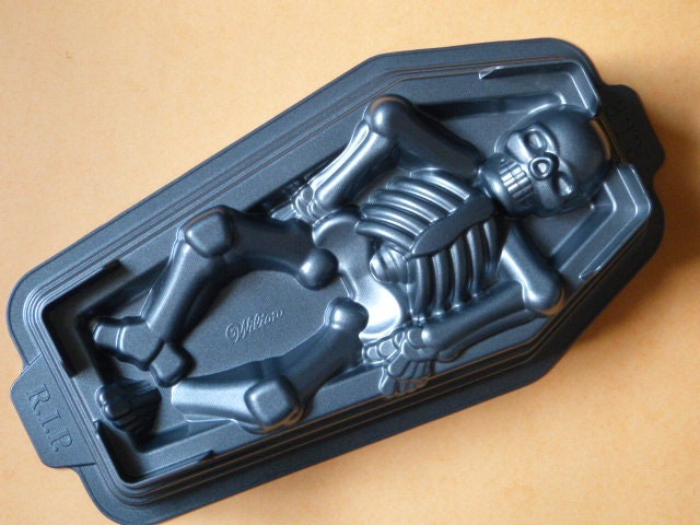 WILTON Skeleton in Casket 3-D Halloween Cake Pan 13 X 6.5 X 2.75