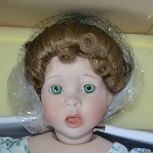 The ASHTON-DRAKE GALLERIES Little Miss Muffett 14” Second Issue Wendy Lawton’s Nursery Rhymes Collection 1994