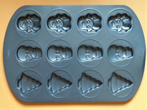 WILTON CHRISTMAS COOKIE Pan 12 Cavity Cookie Pan All Different Designs up  to 3 16 1/2 X 11 1/4 Cookie Pan 