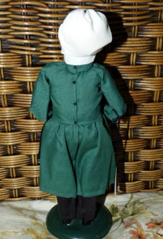 amish green dress BYERS' CHOICE Amish Girl With Gravy Boat Green Dress the Carolers 9.75”  Signed Byers AUTOGRAPHED Joyce Byers