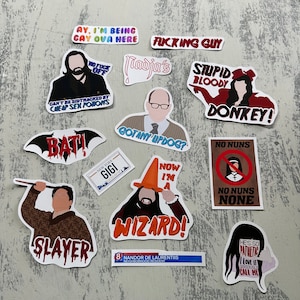 Puede incluir: Un conjunto de 11 pegatinas coloridas con varias citas y personajes del programa de televisión What We Do in the Shadows. Las pegatinas están impresas en vinilo blanco y tienen un acabado brillante.