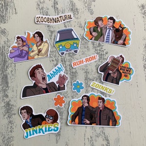 Puede incluir: Una colección de pegatinas coloridas con personajes de dibujos animados y frases. Los diseños incluyen personajes de una caricatura de resolución de misterios, una furgoneta y frases como "SCOOBYNATURAL" y "ZOINKS!"