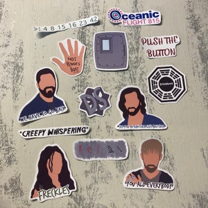 Könnte beinhalten: Eine Sammlung von Aufklebern zum Thema der TV-Serie Lost. Die Aufkleber zeigen Charaktere, Zitate und Symbole aus der Serie. Die Aufkleber sind auf weißem Vinyl gedruckt und haben eine glänzende Oberfläche.