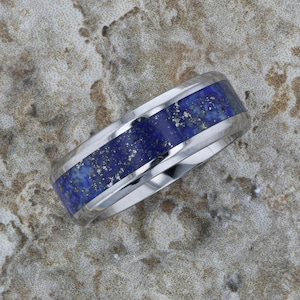 Alianza de boda de tungsteno para hombre con incrustaciones de lapislázuli azul y grabado personalizado