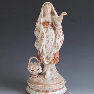 Figura femenina antigua de porcelana KPM del siglo XIX con vestimenta tradicional, pieza de colección, escultura de cerámica artística alemana.