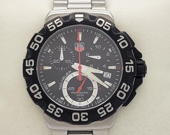 Authentische Herren Tag HeuerFormel 1 Serie Chronograph CAH1110 Schwarzes Zifferblatt Quarz Armbanduhr L22