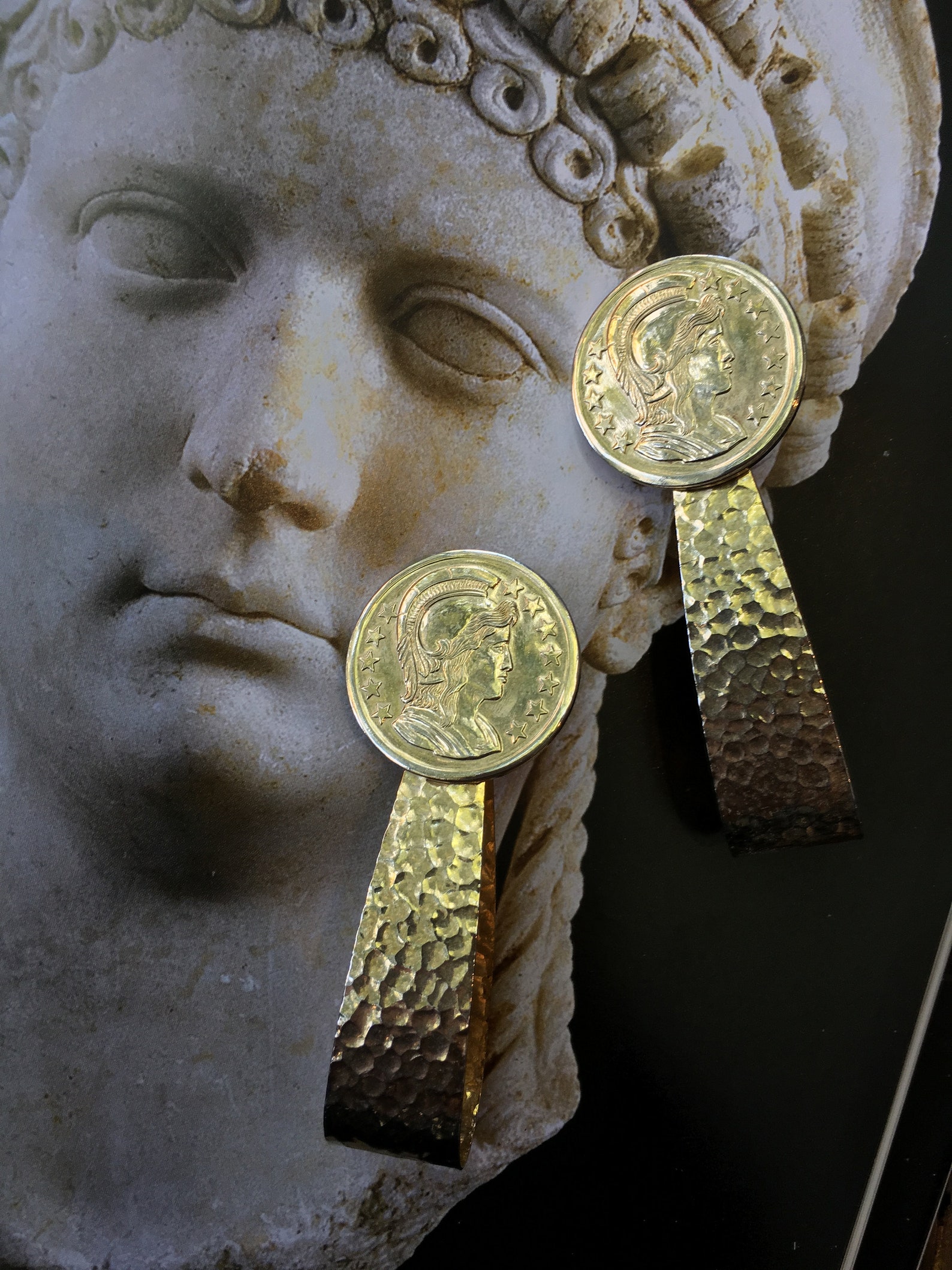 Pendientes de clip de renacimiento griego de la década de 1970 | Etsy