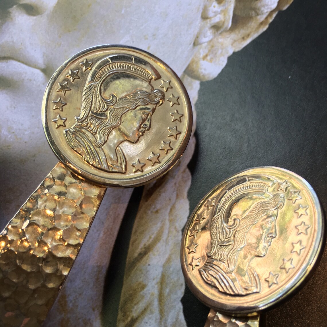 Pendientes de clip de renacimiento griego de la década de 1970 | Etsy