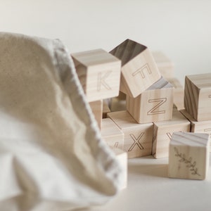 Blocos de Alfabeto de Madeira: Brinquedos Naturais para Bebês com Bolsa de Linho para Armazenamento imagem 9