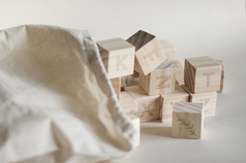Blocos de Alfabeto de Madeira: Brinquedos Naturais para Bebês com Bolsa de Linho para Armazenamento imagem 9